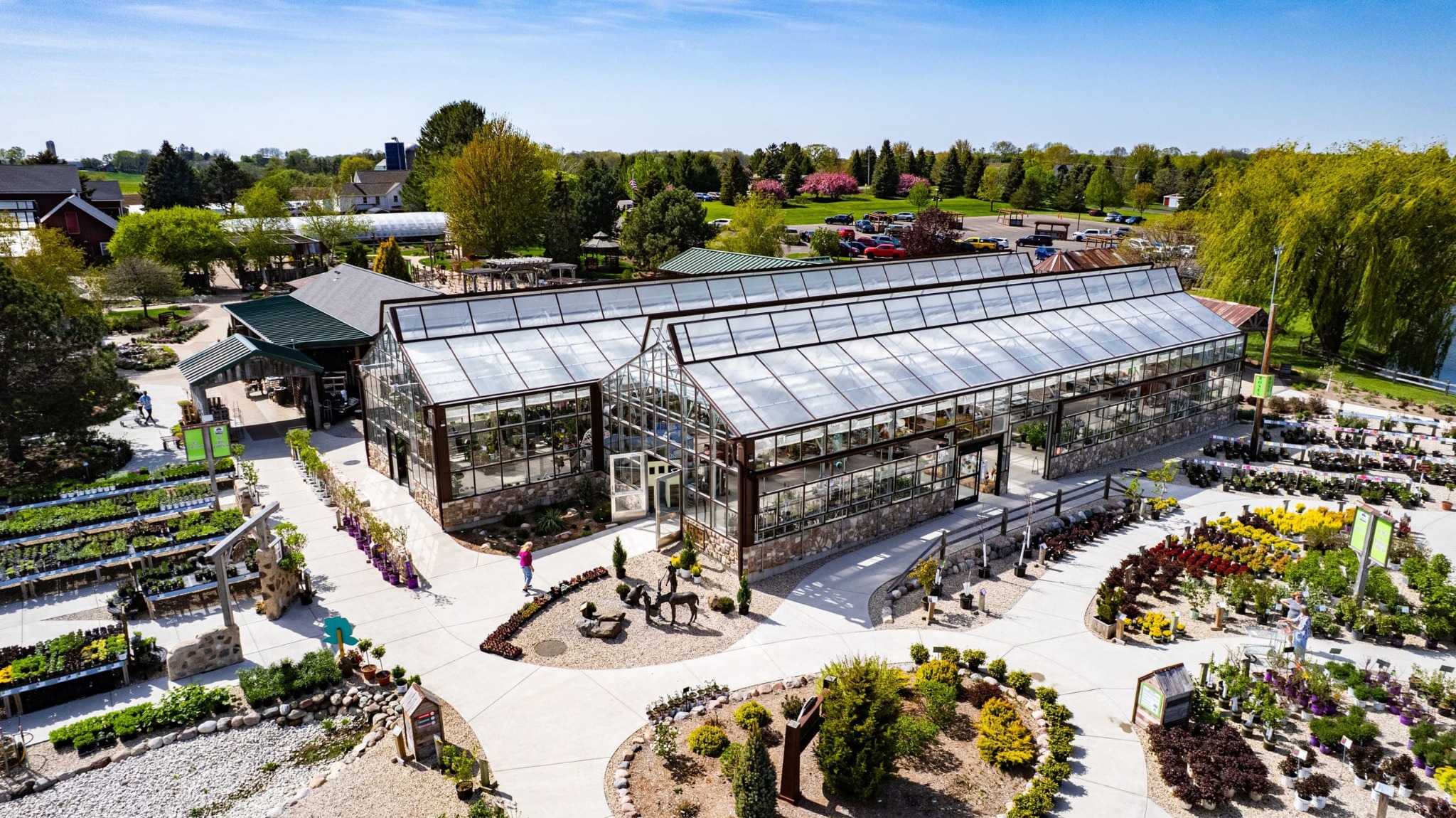 Vue aérienne d'un centre horticole avec serres et espaces verts bien organisés